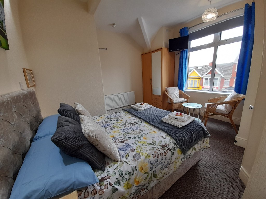 Lot: 32 - FORMER GUEST HOUSE WITH POTENTIAL - Bedroom three